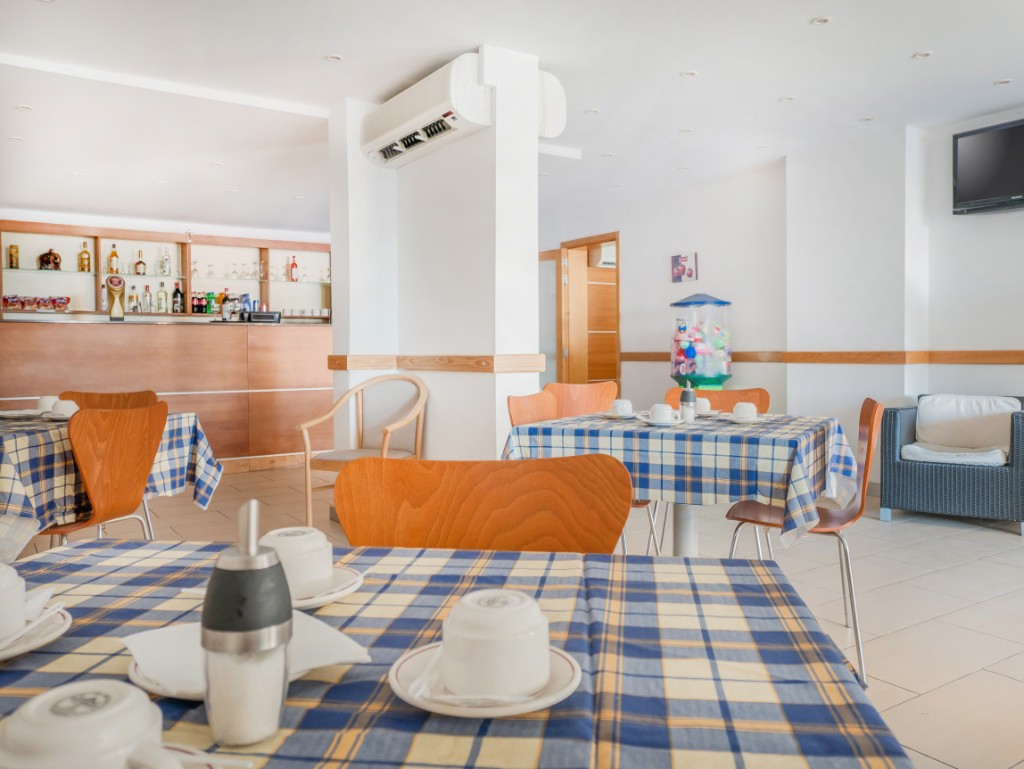 Qawra Point Holiday Complex-Kafe bar.jpg