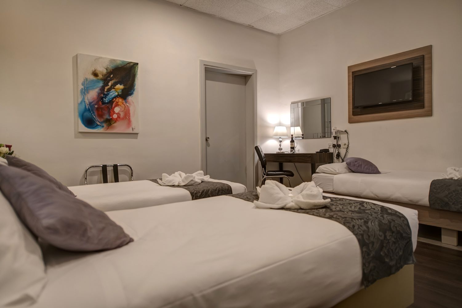 Europa Hotel-Trokrevetna soba.jpg