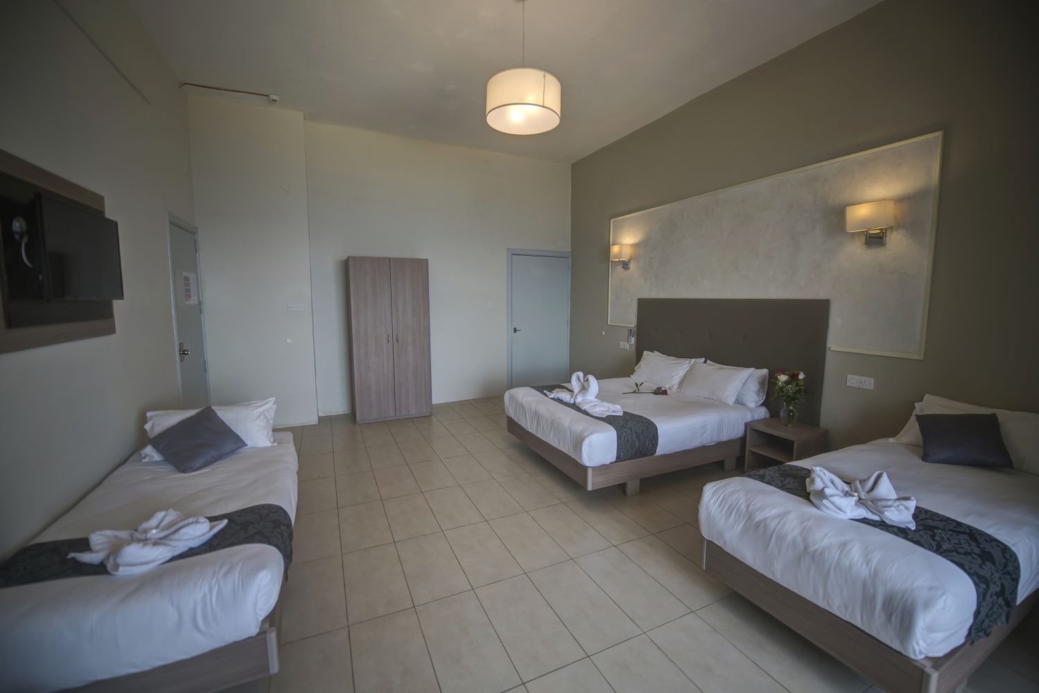 Hotel Europa-Cetvorokrevetna soba.jpg