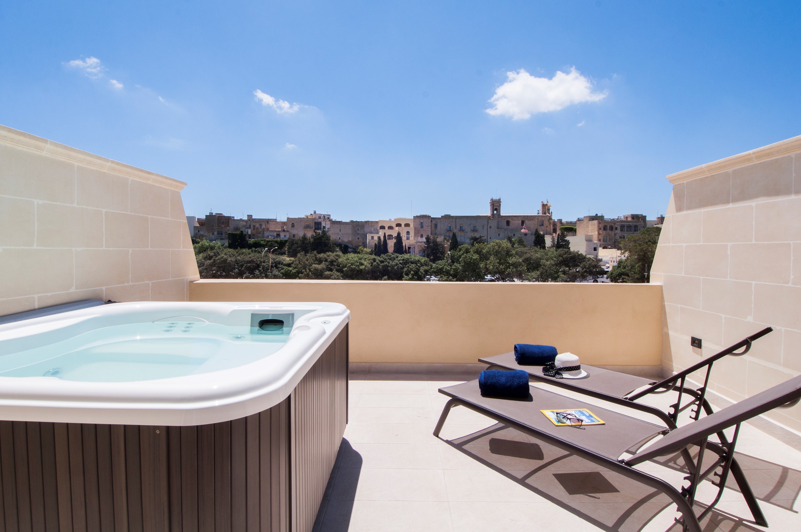 The Duke Boutique Hotel-Soba sa terasom i đakuzijem.jpg