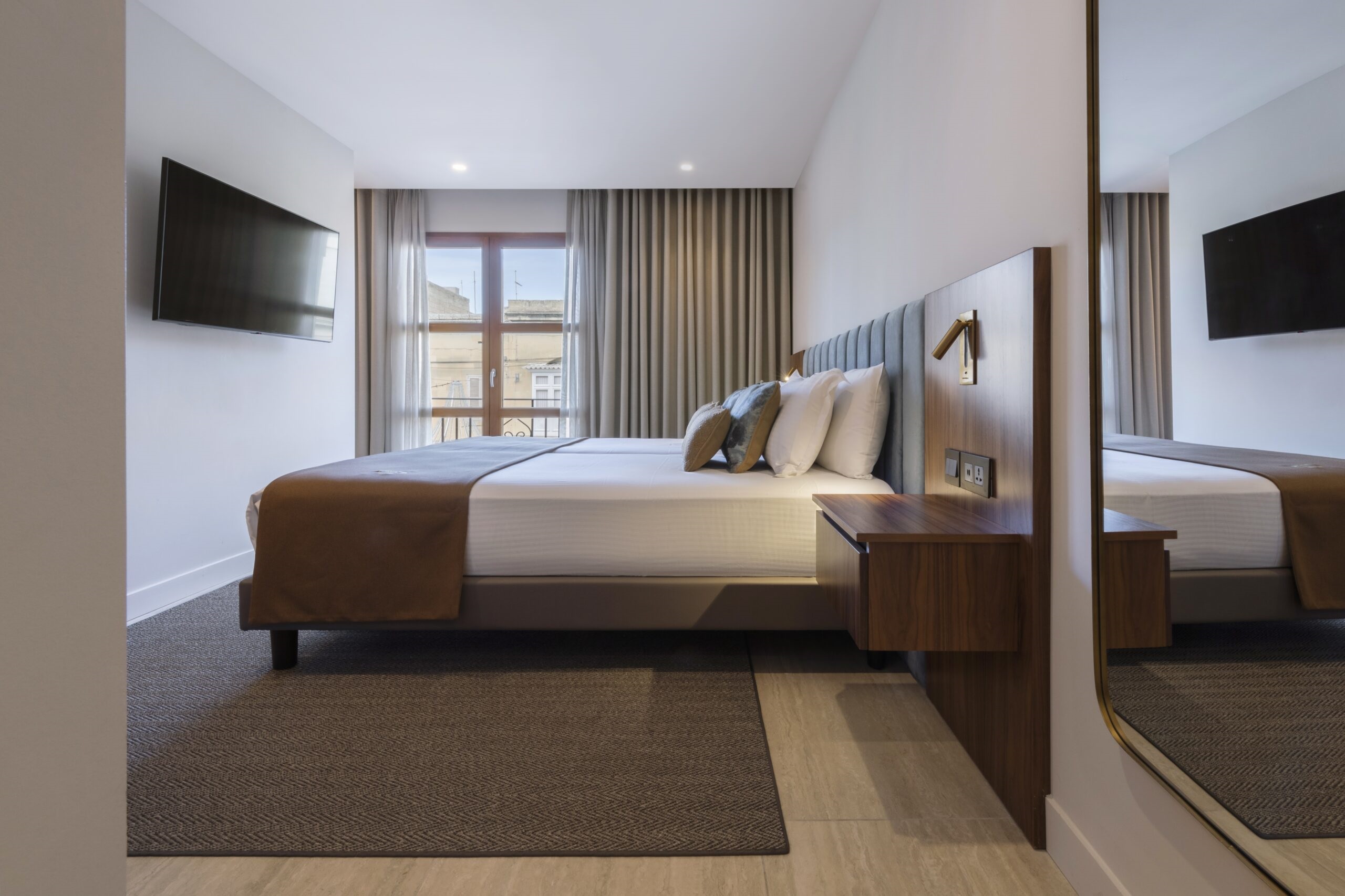 The Duke Boutique Hotel-Spa soba pogled grad.jpg