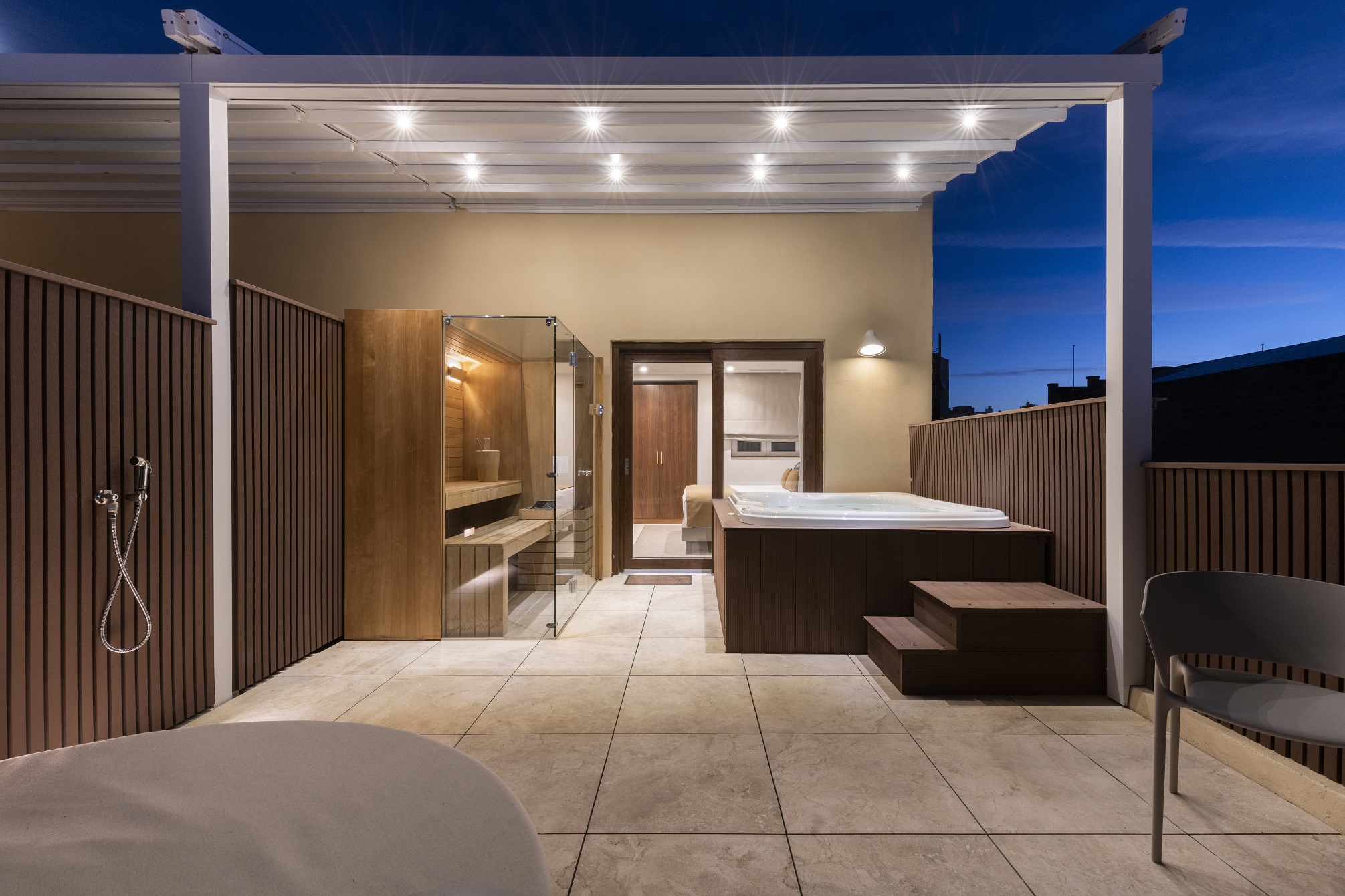 The Duke Boutique Hotel-Spa soba sa privatnom terasom.jpg
