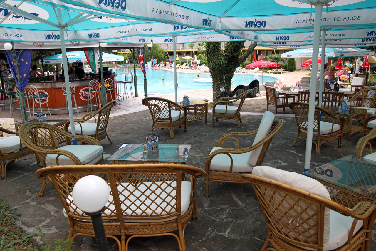 Koral Hotel-Bar pored bazena.jpg