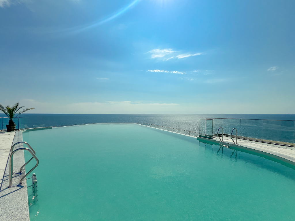 Grifid Noa-Infinity pool.png