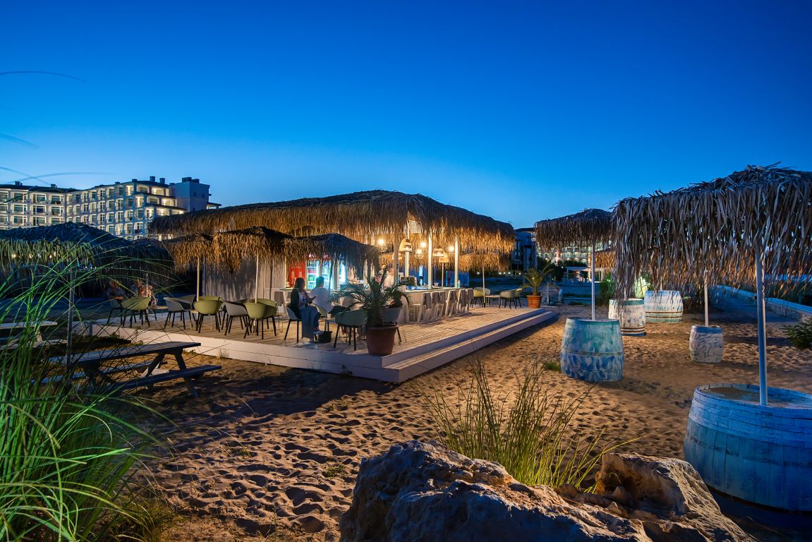Hotel Sunrise Blue Magic-Bar na plazi.jpg
