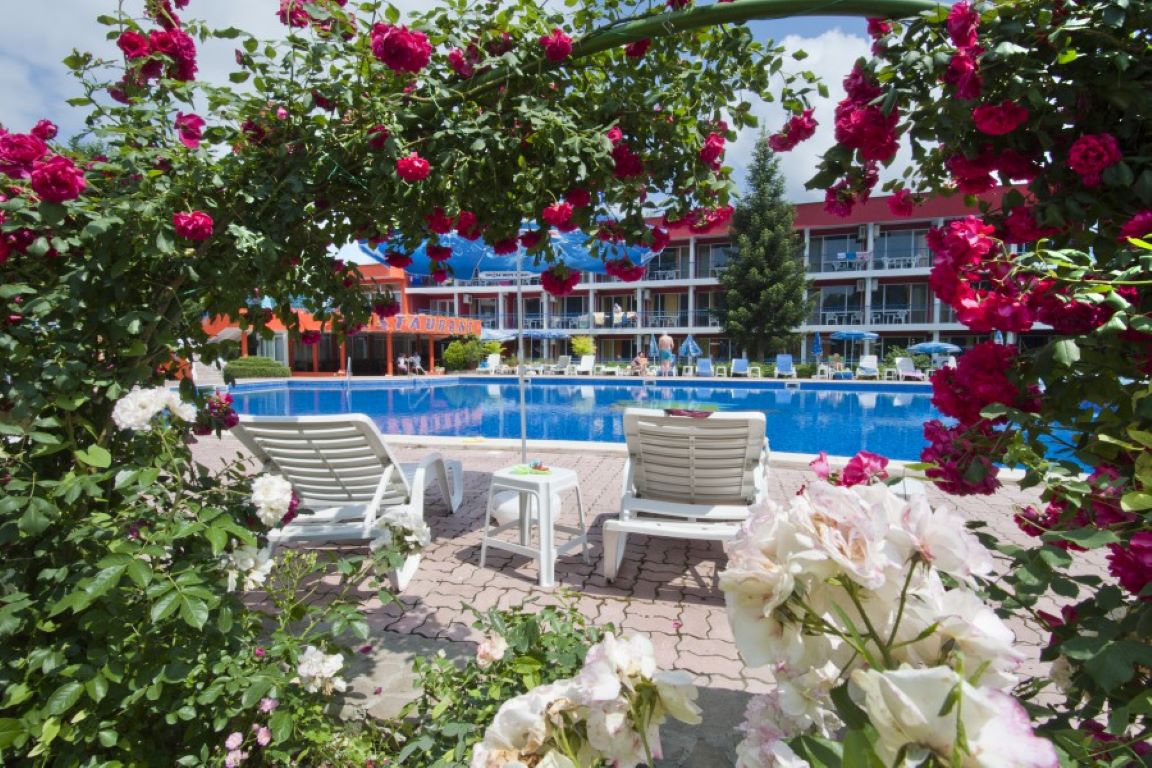 Hotel Regina-Oblast oko bazena.jpg