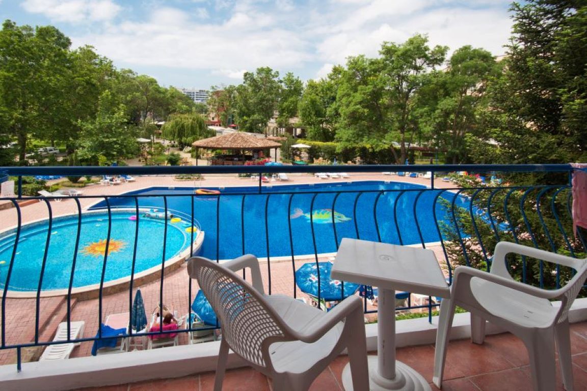 Hotel Regina-Terasa sa pogledom na bazene.jpg