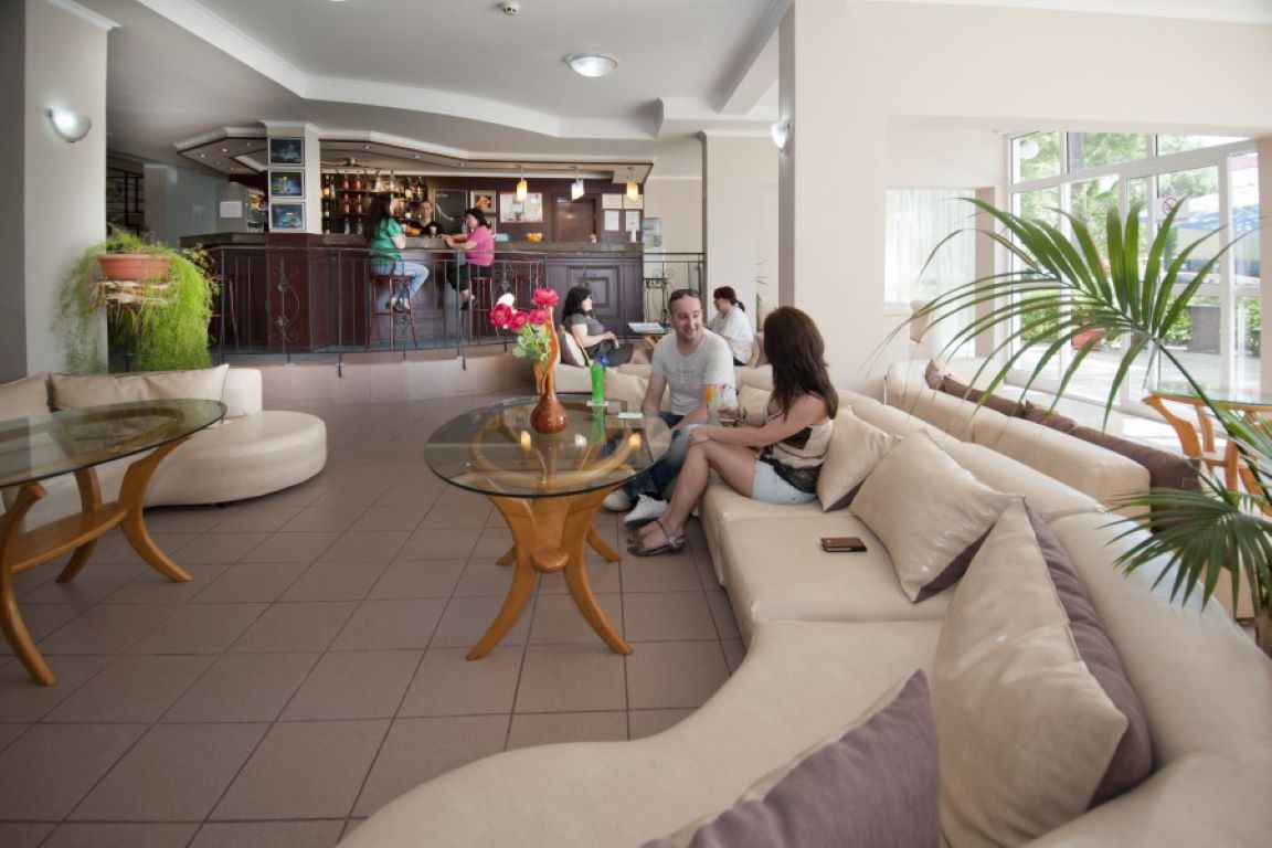 Regina Hotel-Lobby bar.jpg