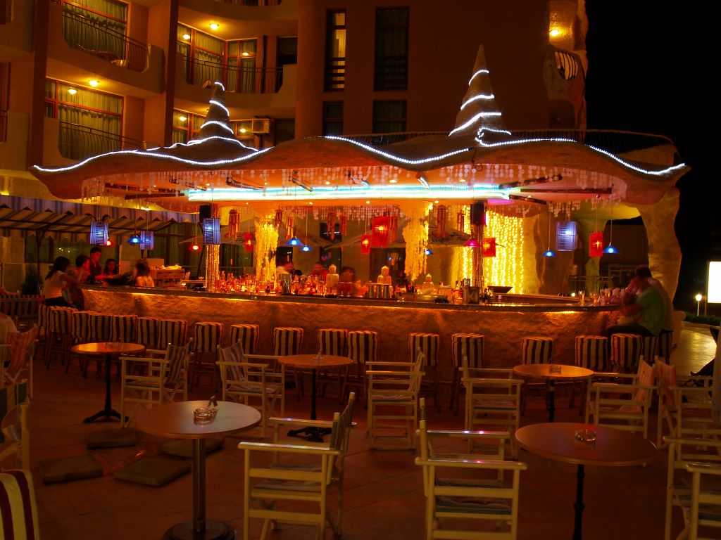 Hotel Grenada-Bar pored bazena.jpg