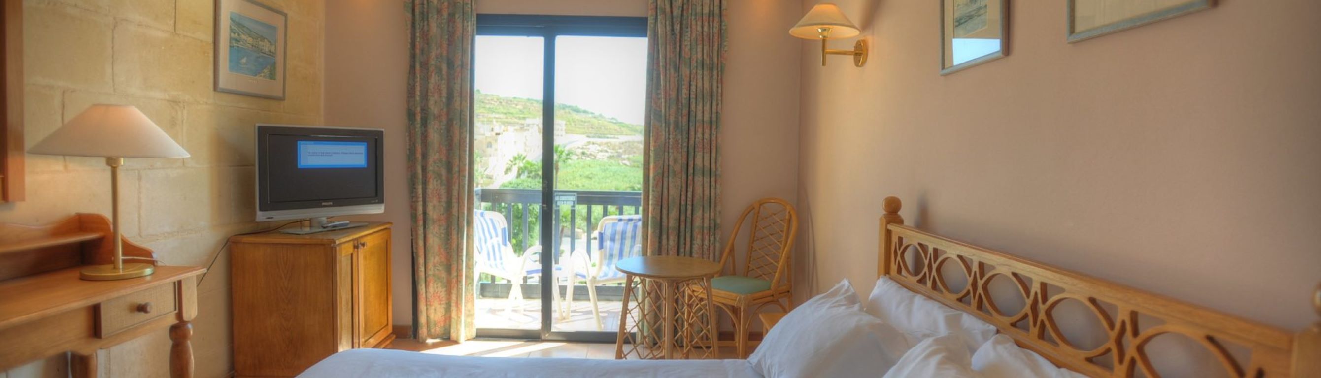 Hotel St. Patrick's-Standardna soba pogled kopno.jpg