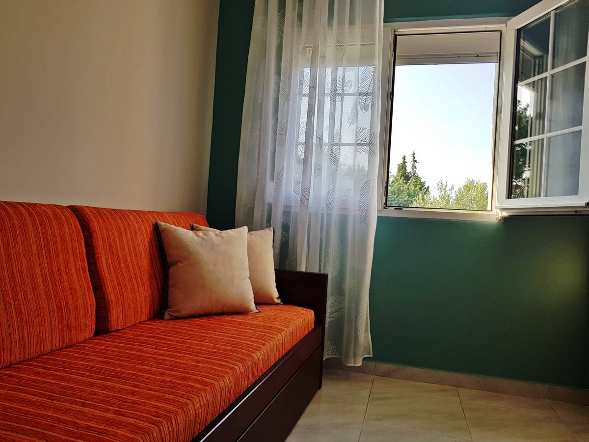 Village Mare Metaxia-Apartman prvi sprat sofa u sobi.jpg