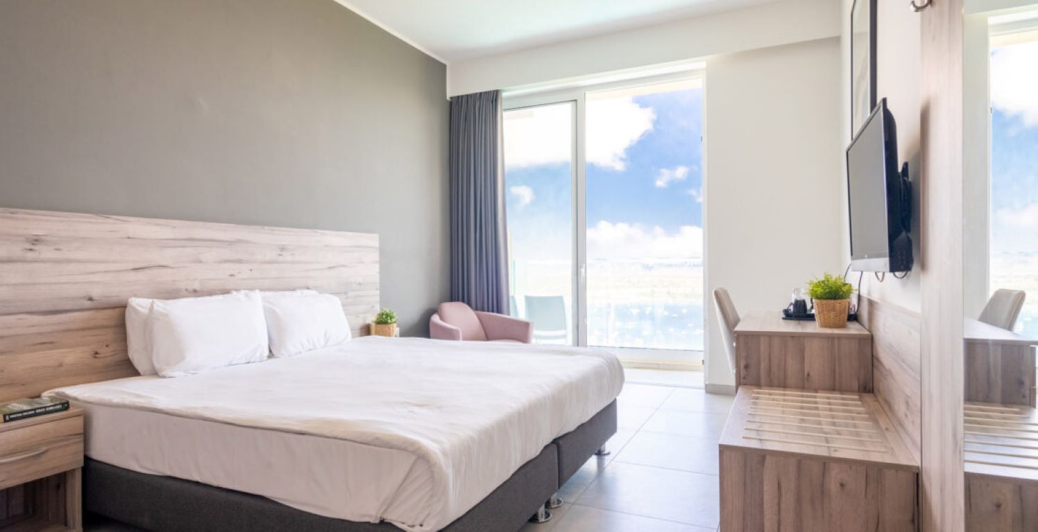 VIU57 Hotel-Standardna soba pogled more.jpg
