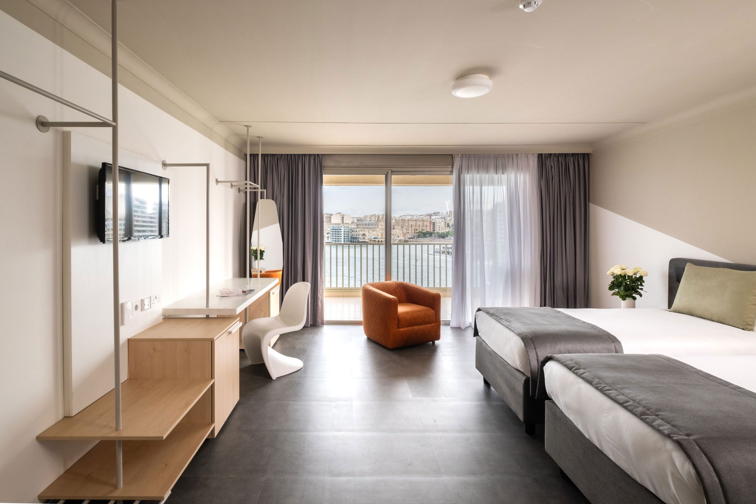 Hotel Cavalieri-Deluxe trokrevetna soba.jpg