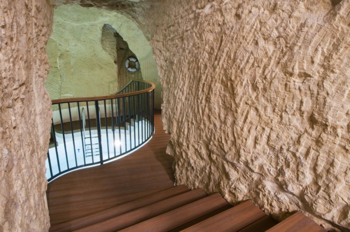 Hotel La Falconeria-Prilaz bazenu.jpg