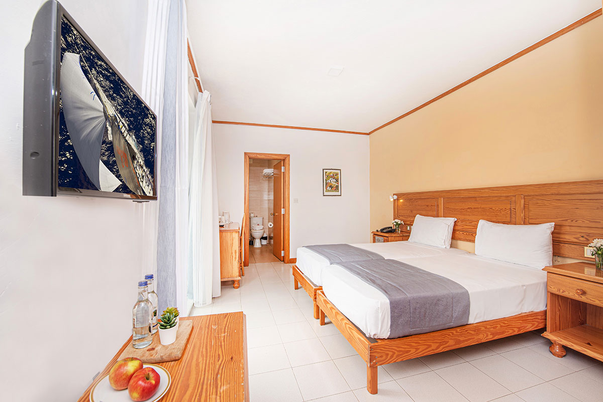 Hotel Gillieru-Standardna soba delimican pogled more.jpg