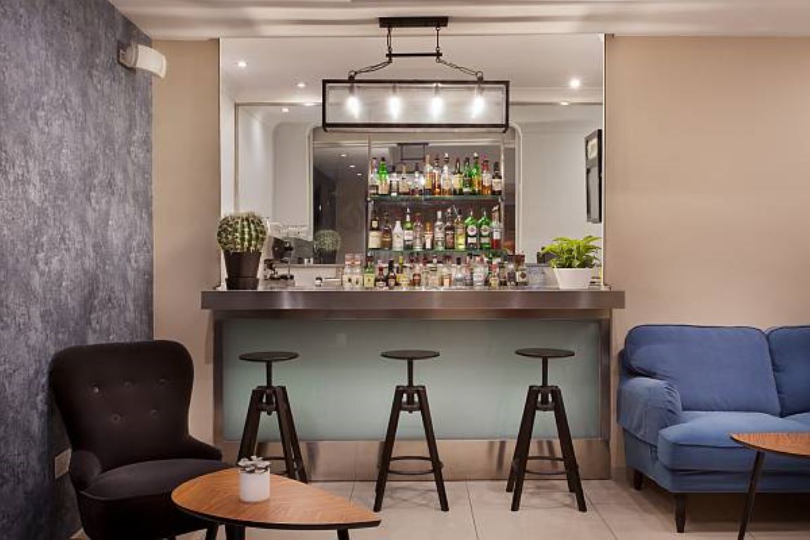 Plaza Regency Hotel-Lobby bar.jpg
