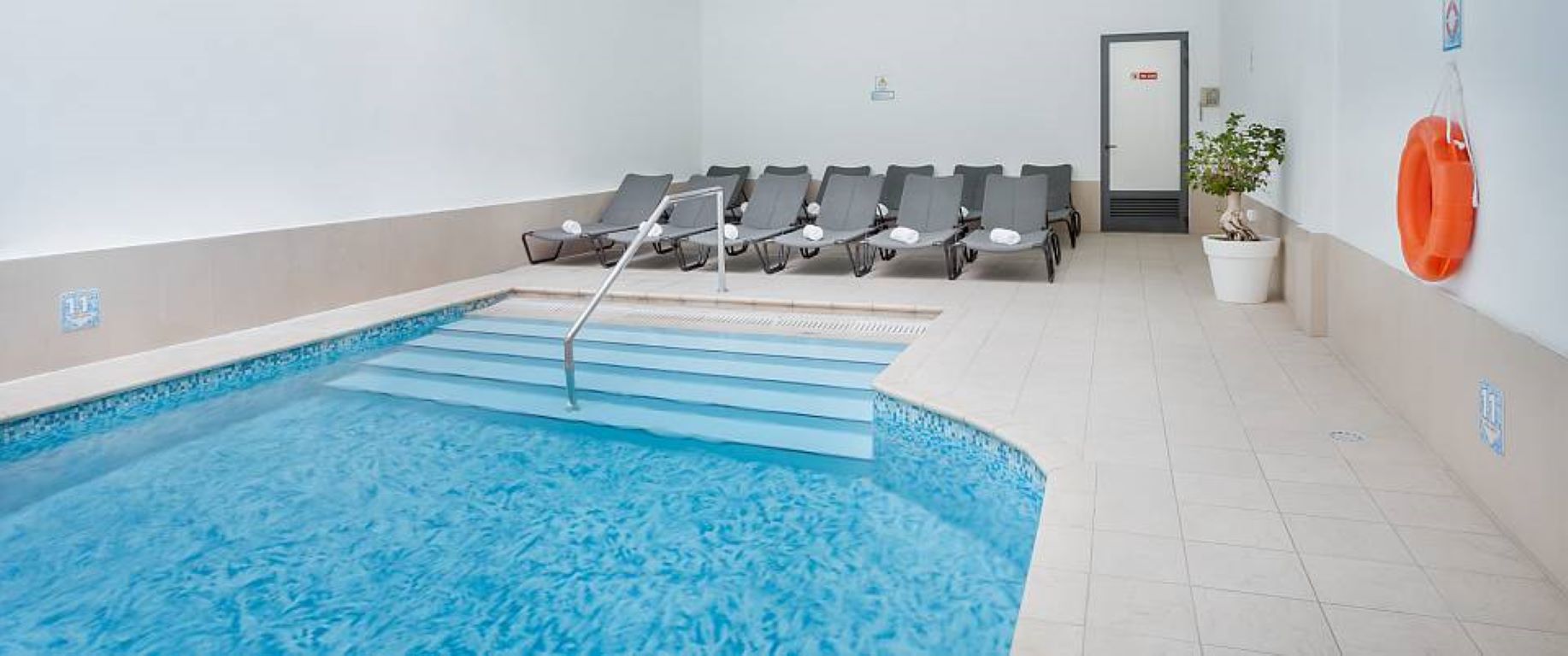 Plaza Regency Hotel-Zatvoren bazen.jpg