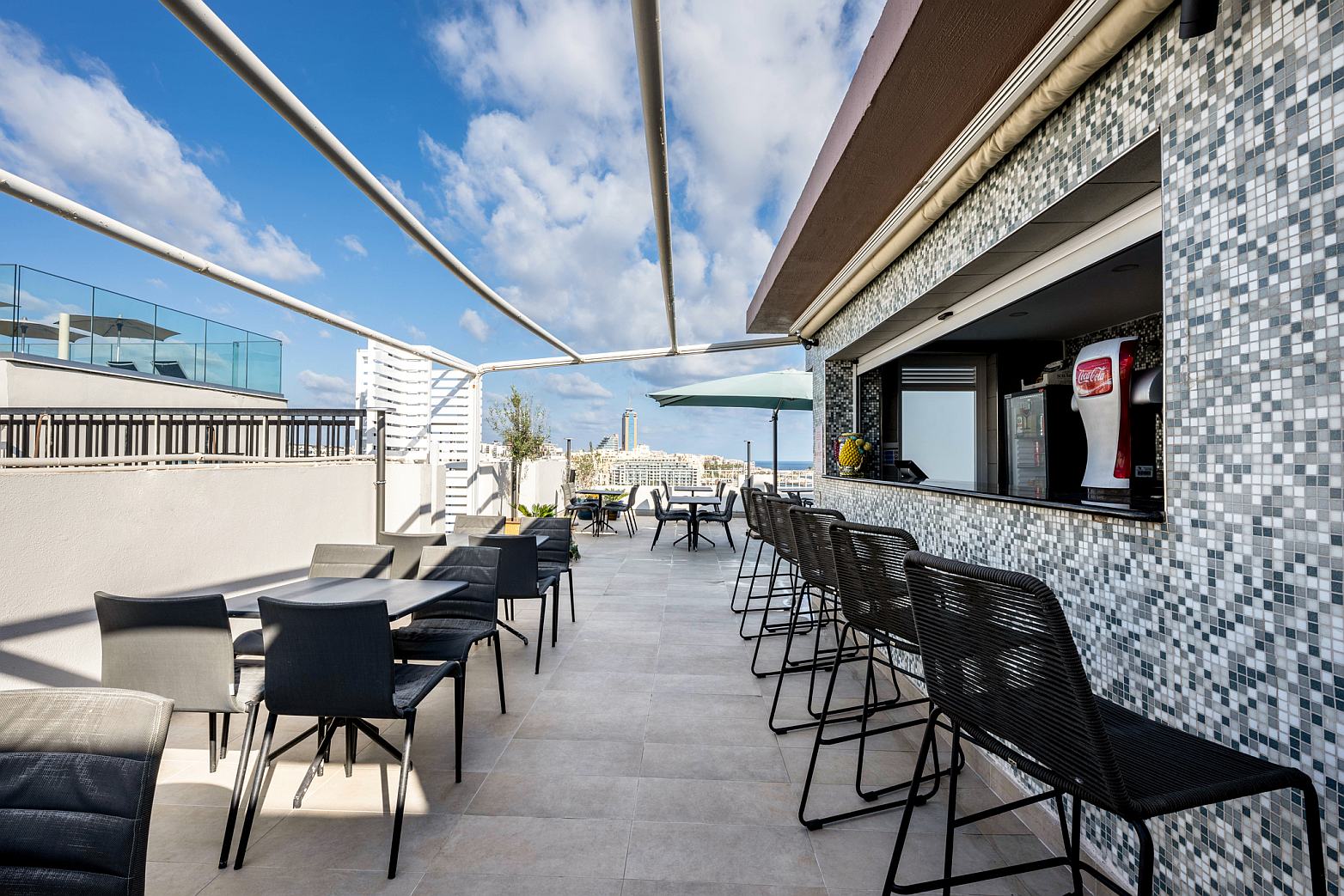 Hotel Plaza Regency-Bar na krovu hotela.jpg