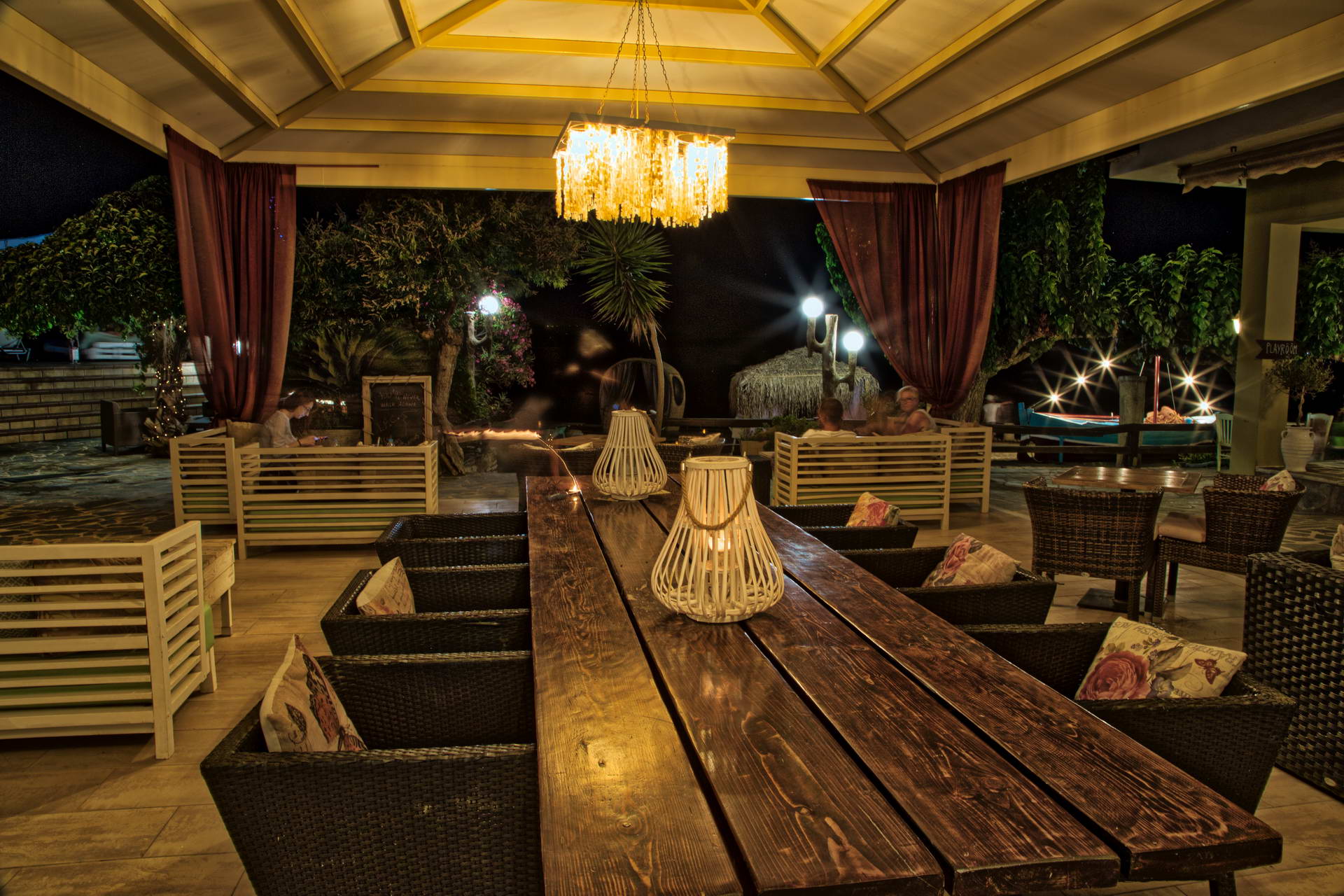 Venus Beach Hotel-Bar pored bazena.jpg