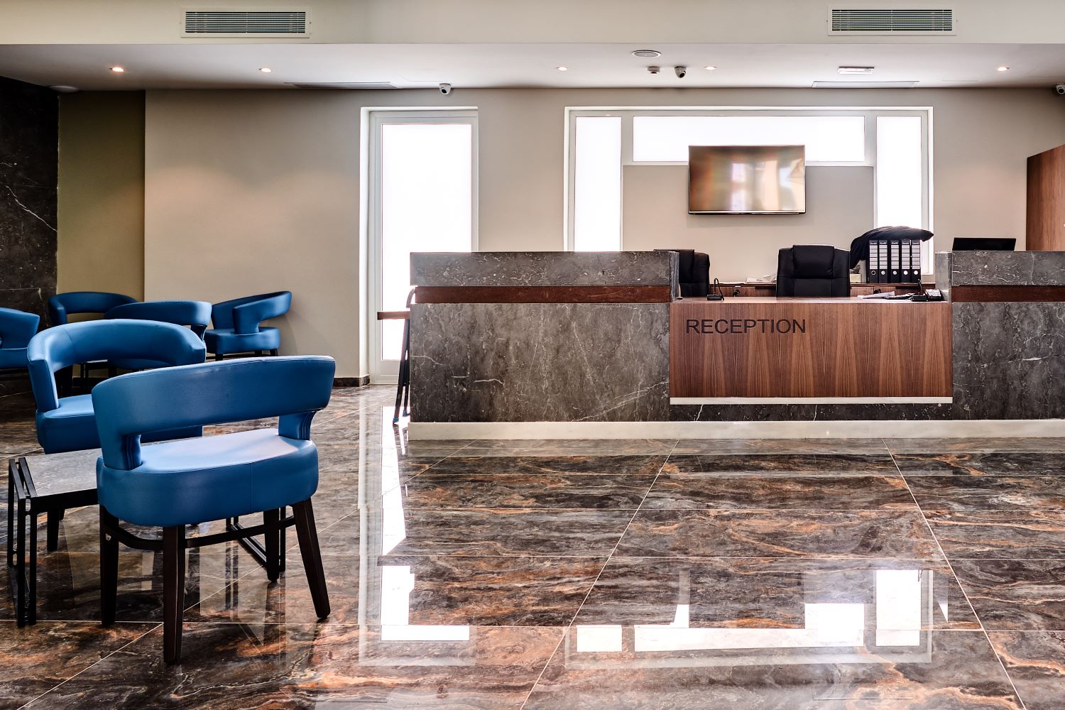 Hotel The District-Recepcija.jpg
