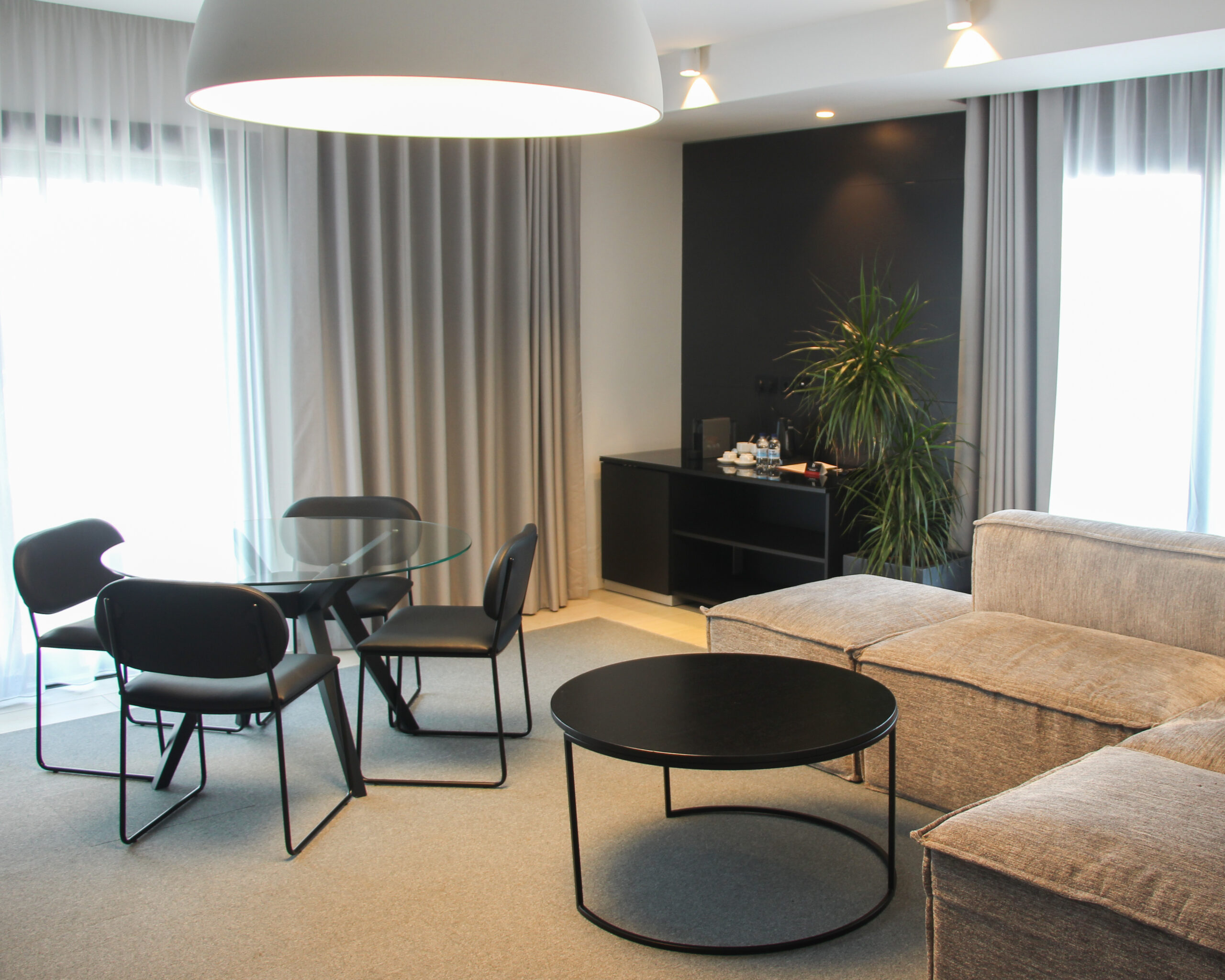 Verdi Hotel-Deluxe suite pogled kopno.jpg