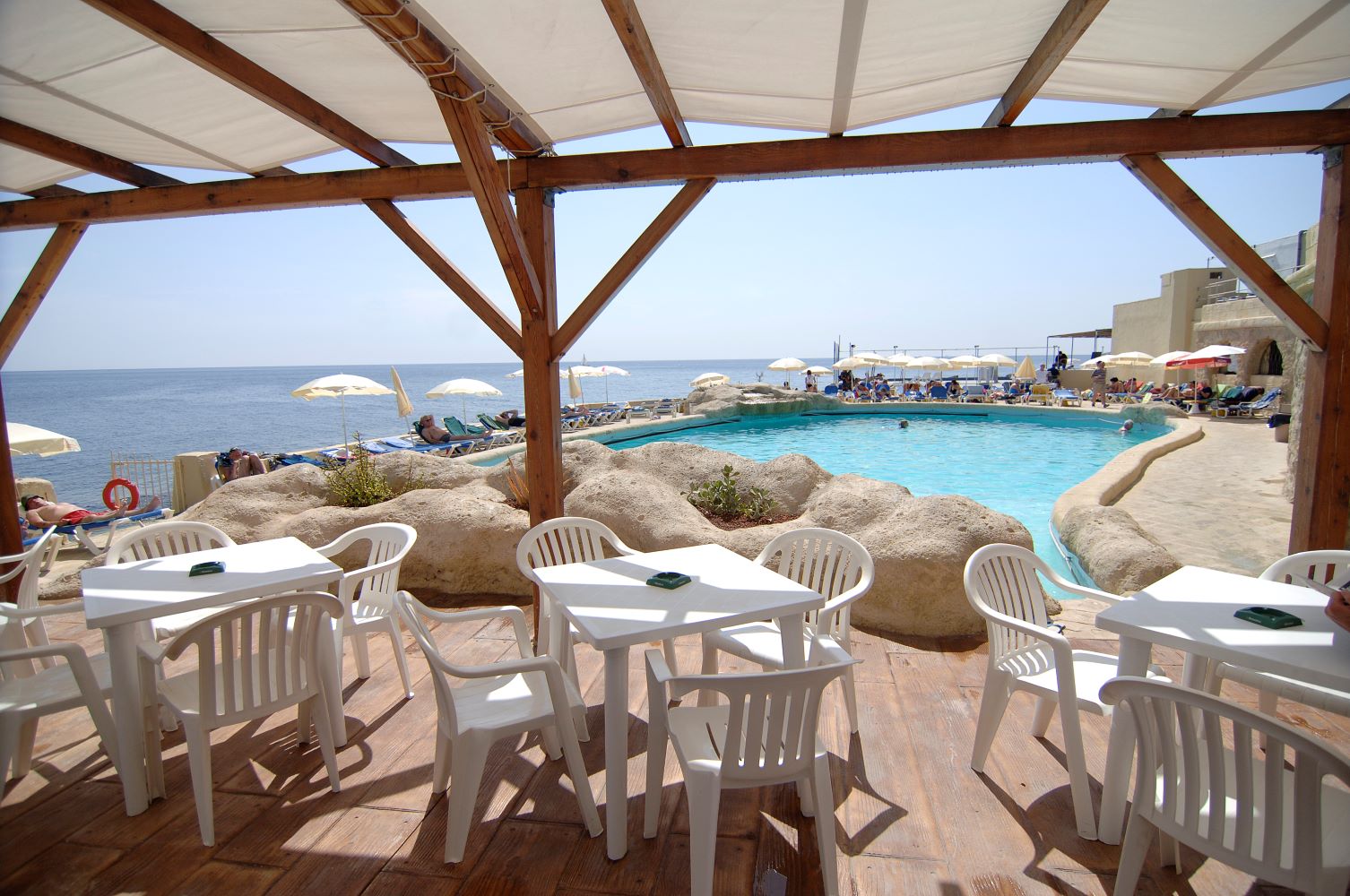 Hotel Preluna-Bar pored bazena.jpg