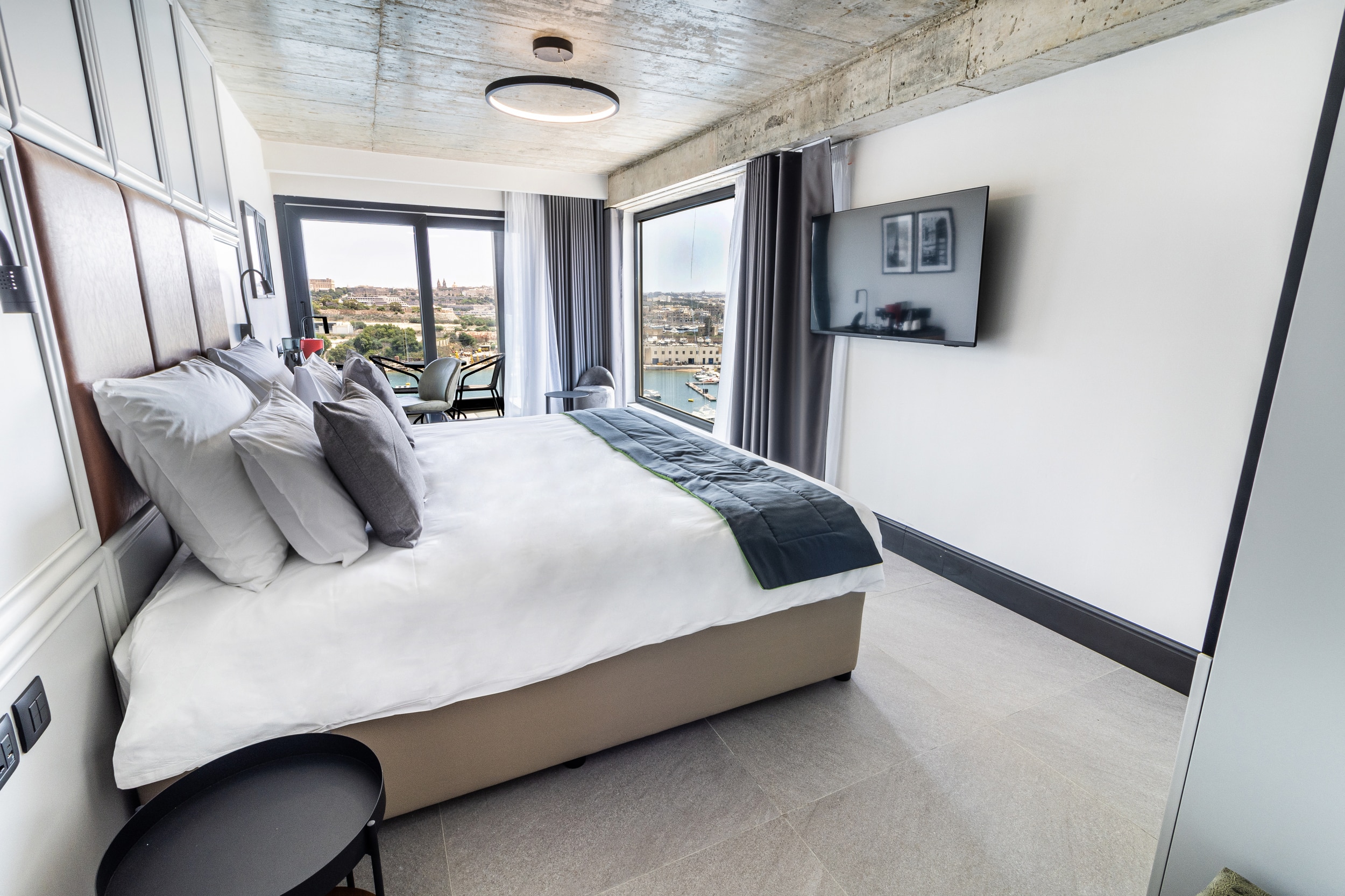 The Londoner Hotel Sliema-Executive soba pogled more.jpg