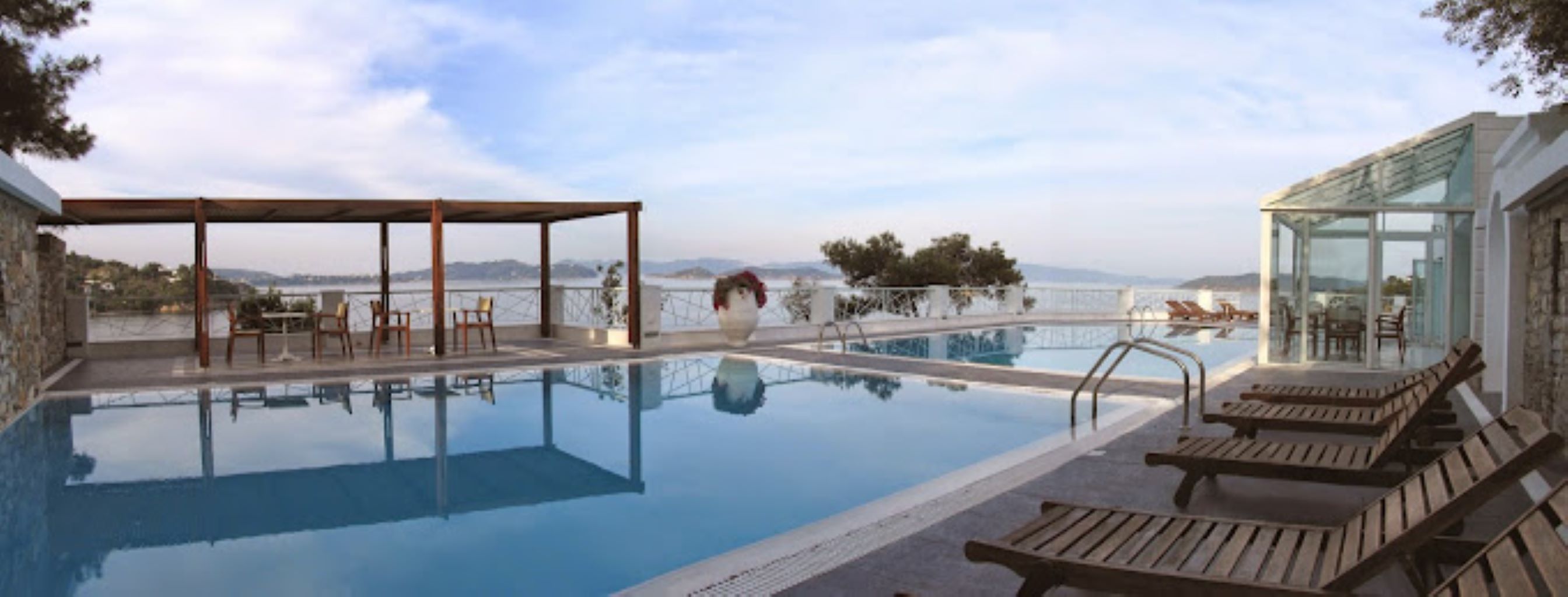 Cape Kanapitsa Hotel Suites-bazen-ležaljke-.jpg