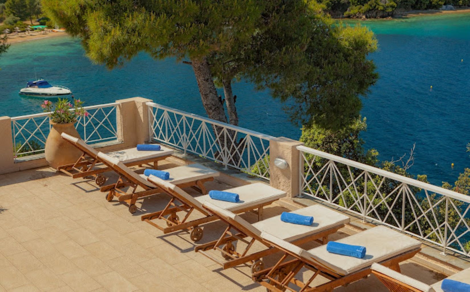 Cape Kanapitsa Hotel Suites-ležaljke-.jpg