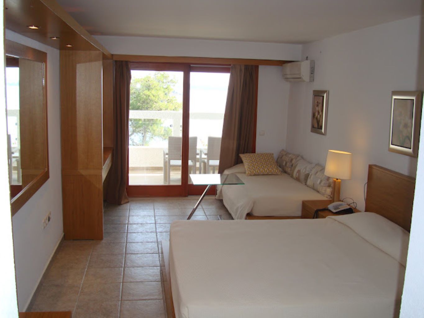 Cape Kanapitsa Hotel Suites-soba sa dodatnim krevetom-.jpg
