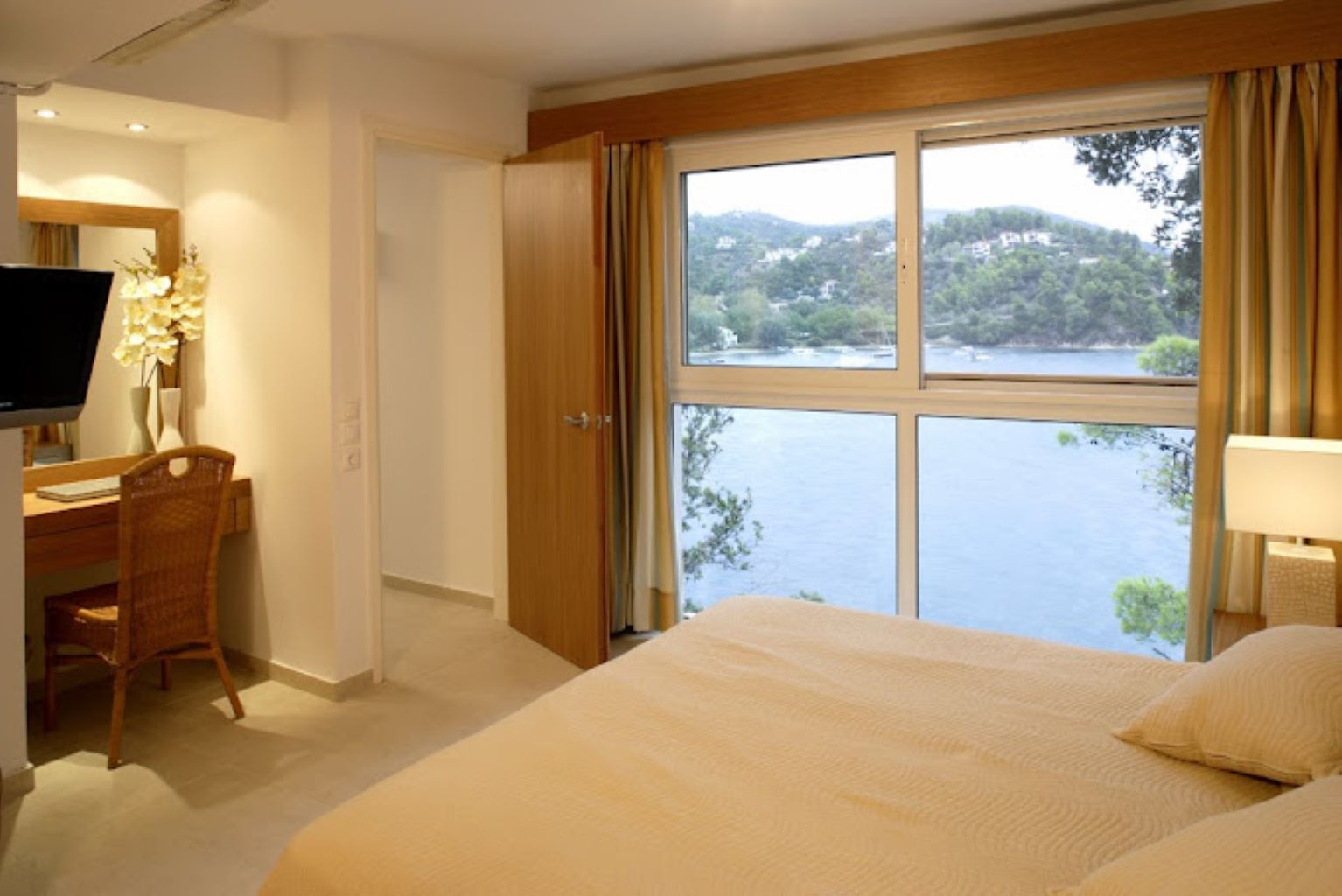 Cape Kanapitsa Hotel Suites-spavaća-soba-bračni krevet-.jpg