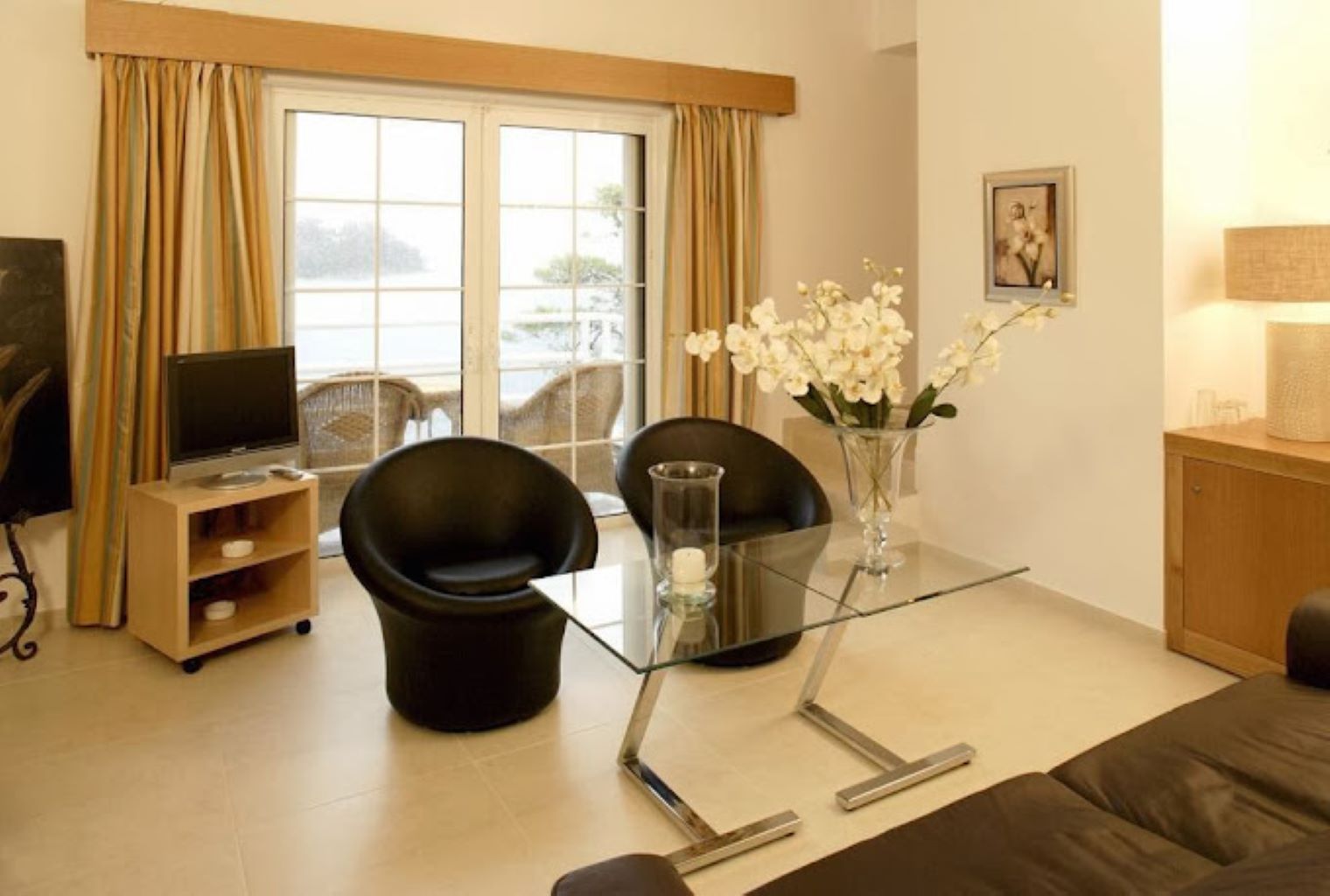 Cape Kanapitsa Hotel Suites-sto-fotelje-.jpg