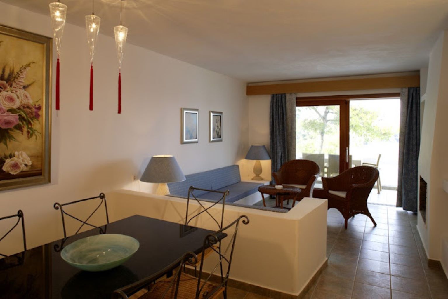 Cape Kanapitsa Hotel Suites-trpezarijski sto-.jpg
