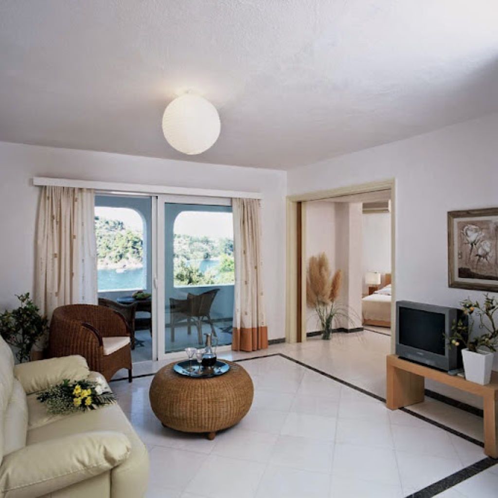 Cape Kanapitsa Hotel Suites-tv-.jpg
