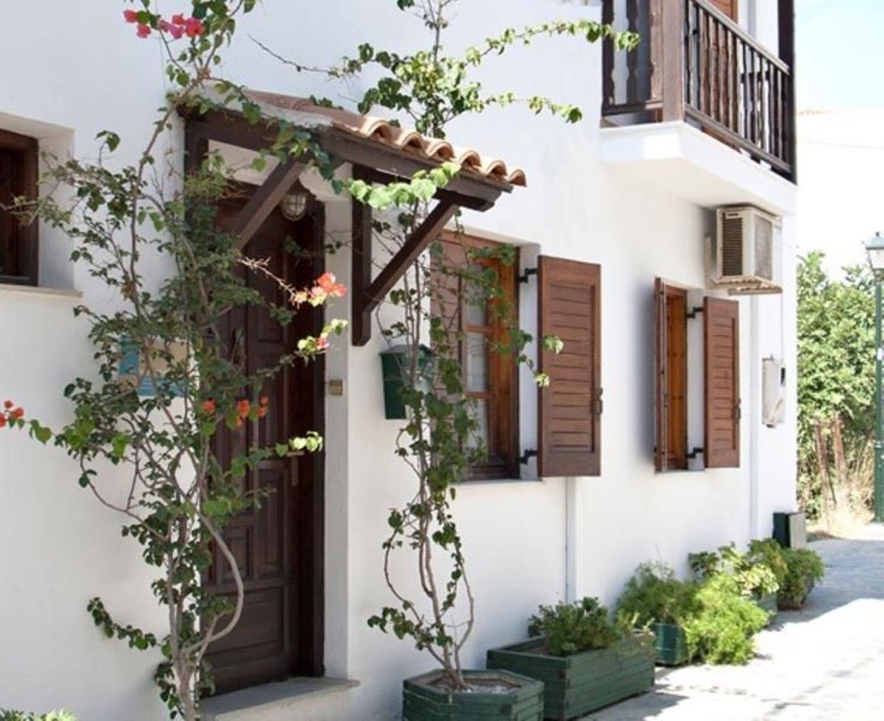 skiathos-pension-eliza-dvorište-ulaz-.jpg