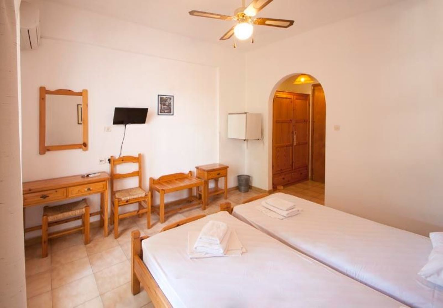 skiathos-pension-eliza-ogledalo-sto-.jpg