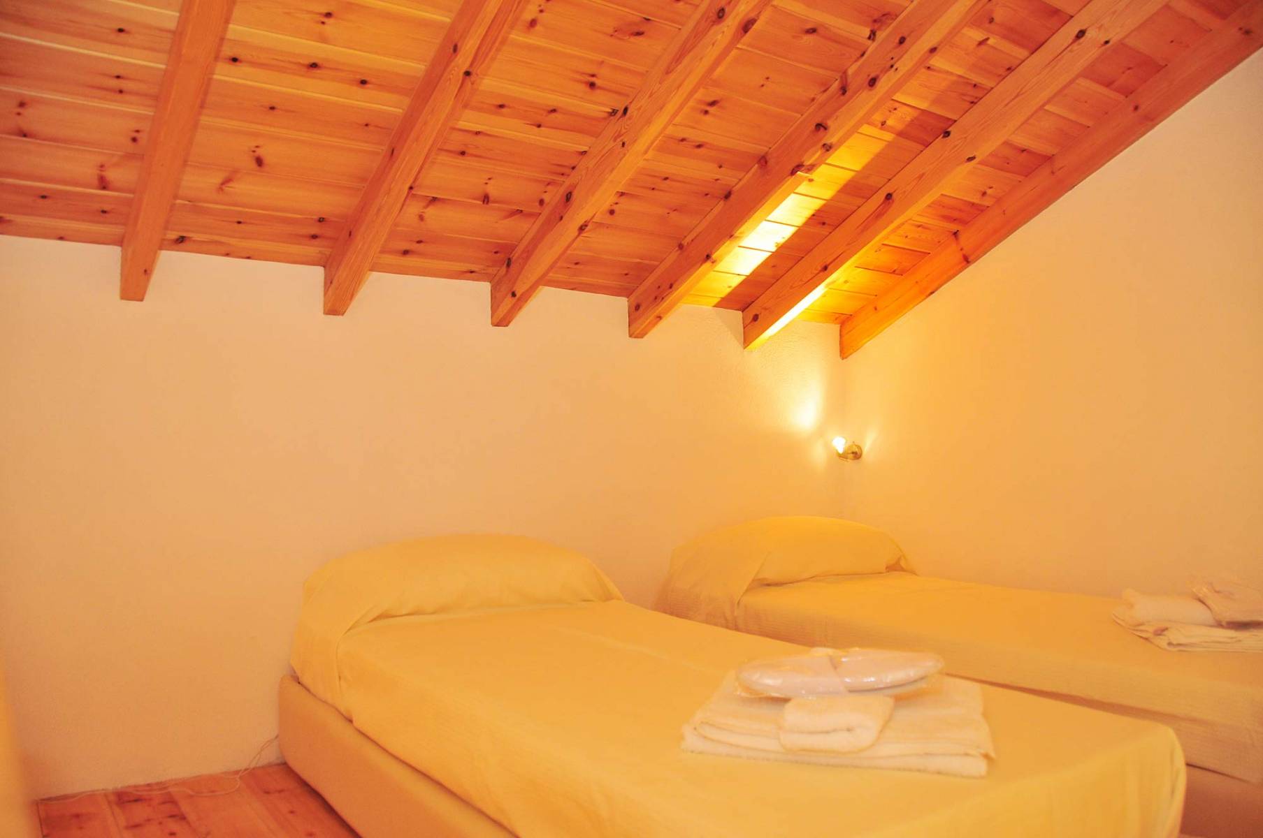 Kleopatra Villas-dva odvojena kreveta-soba-potkrovlje.jpg