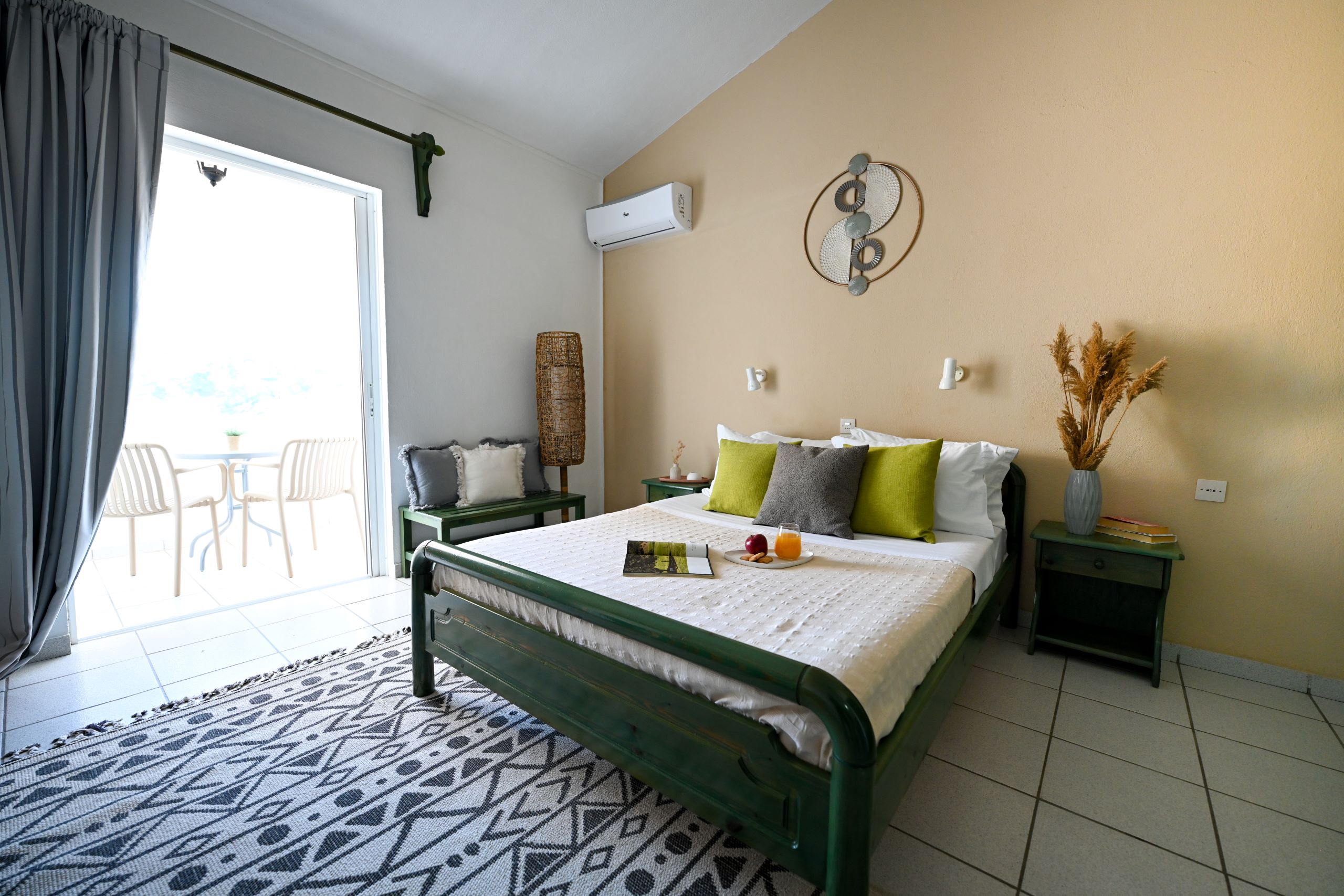 telis-hotel-soba-izlaz na terasu-bračni krevet.jpg