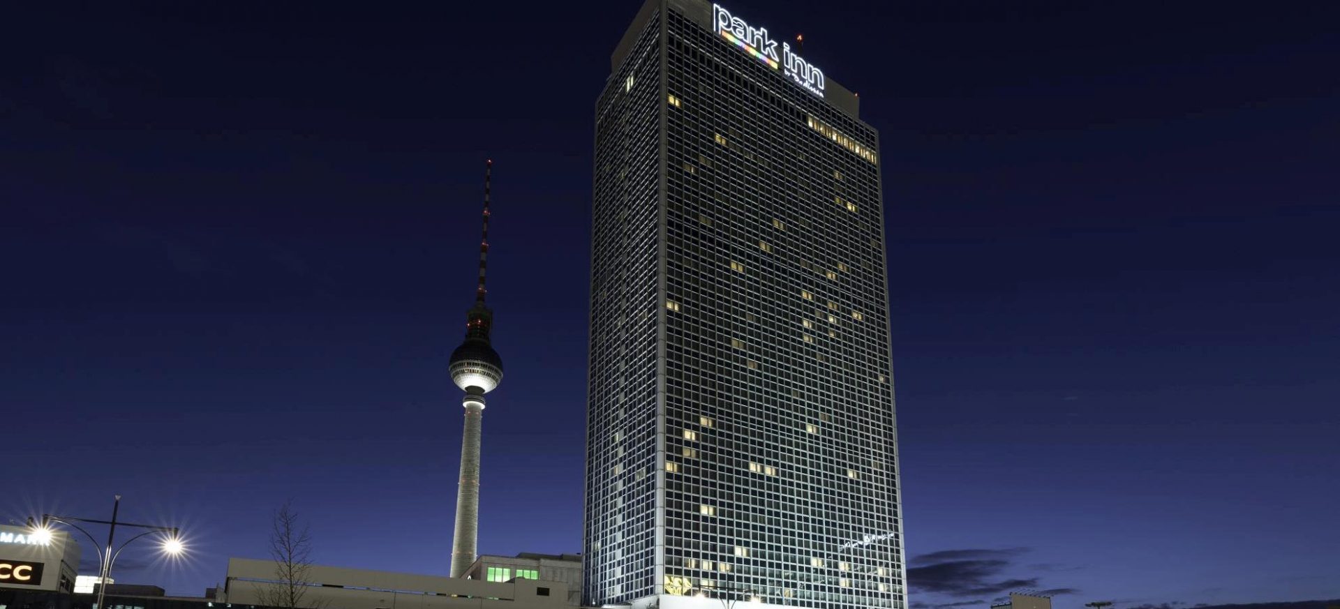 Park Inn by Radisson Berlin Alexanderplatz-Hotel spolja.jpg