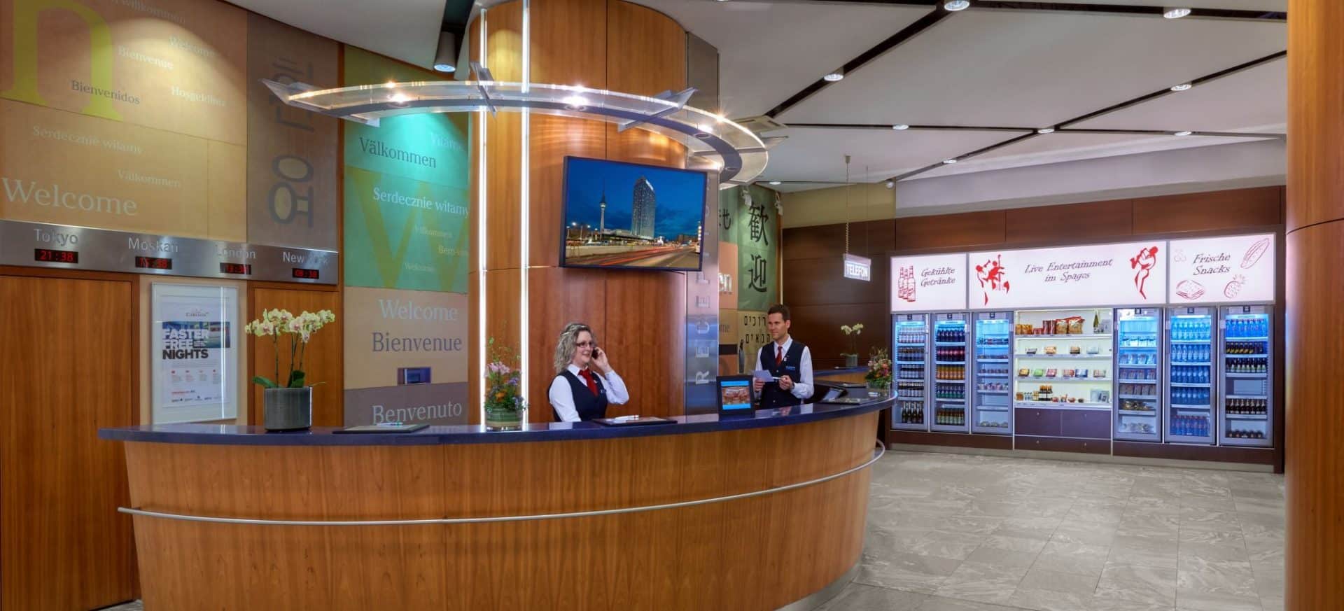 Park Inn by Radisson Berlin Alexanderplatz-Recepcija.jpg