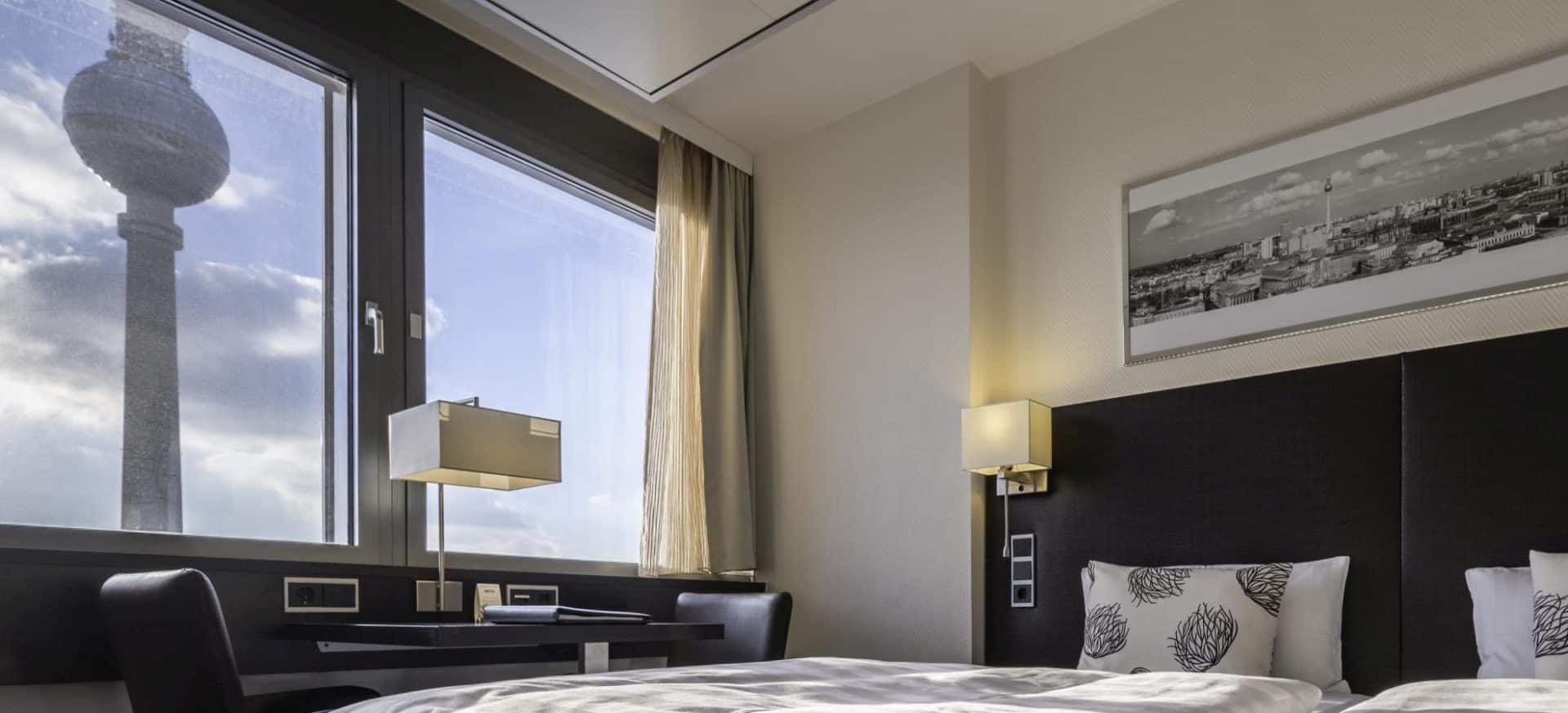 Park Inn by Radisson Berlin Alexanderplatz-Standardna soba pogled grad.jpg
