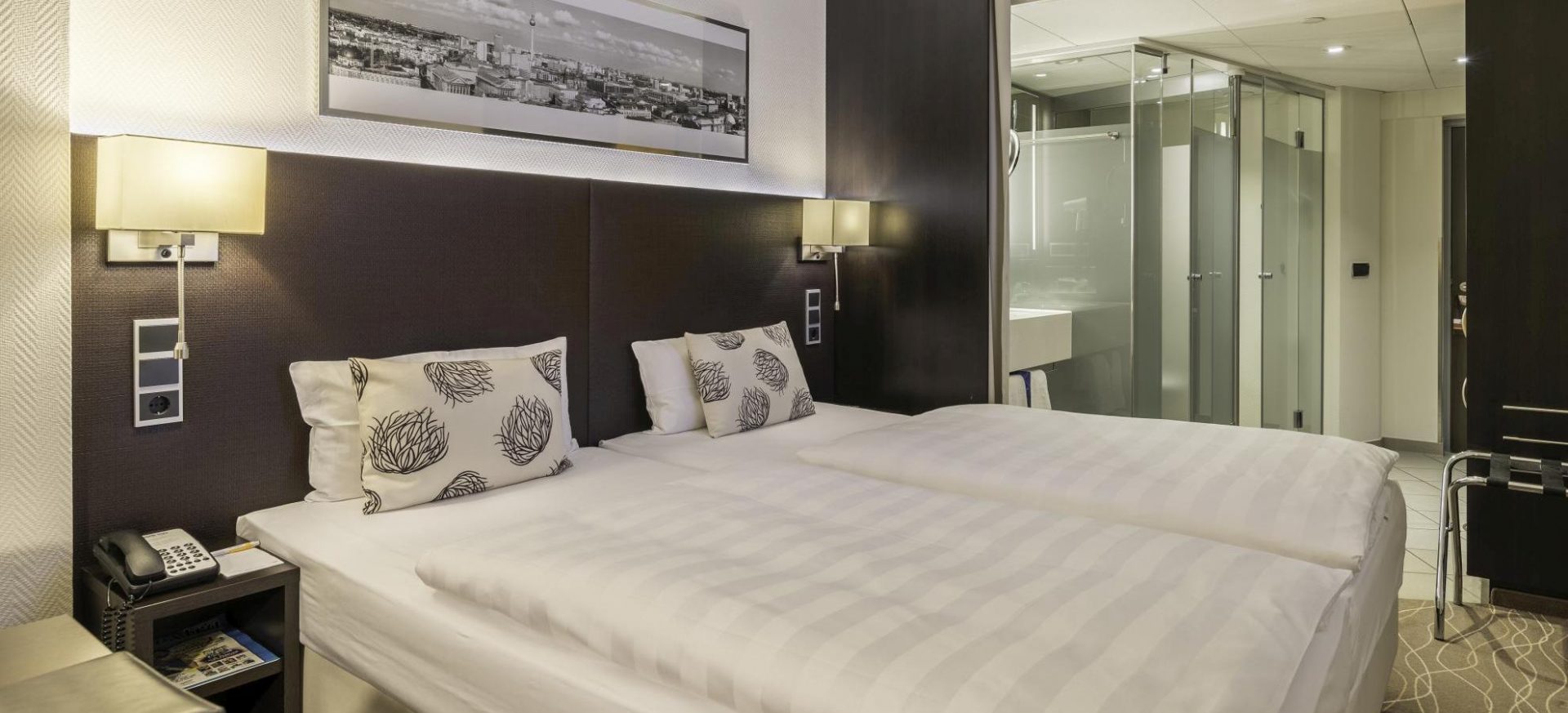 Park Inn by Radisson Berlin Alexanderplatz-Standardna soba.jpg