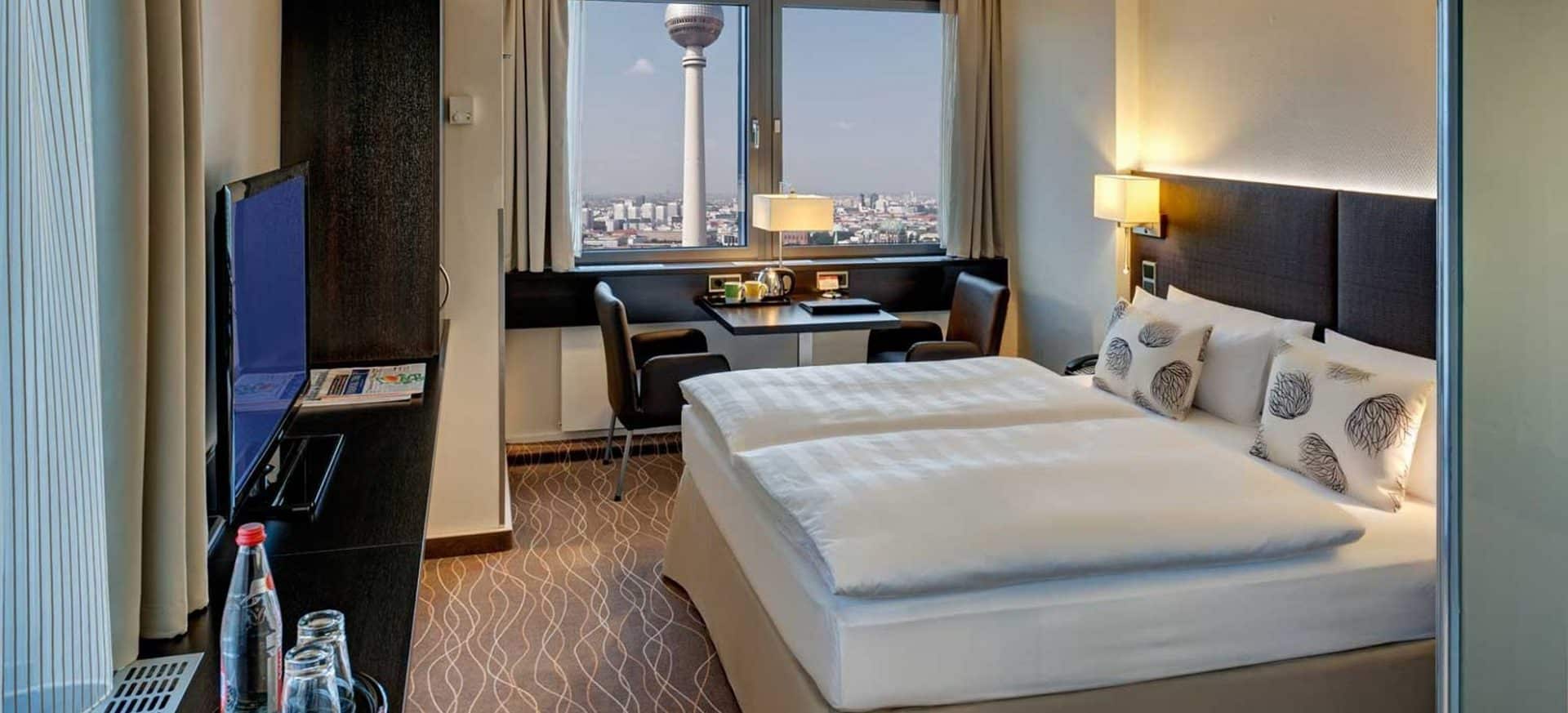 Park Inn by Radisson Berlin Alexanderplatz-Superior soba Panorama.jpg