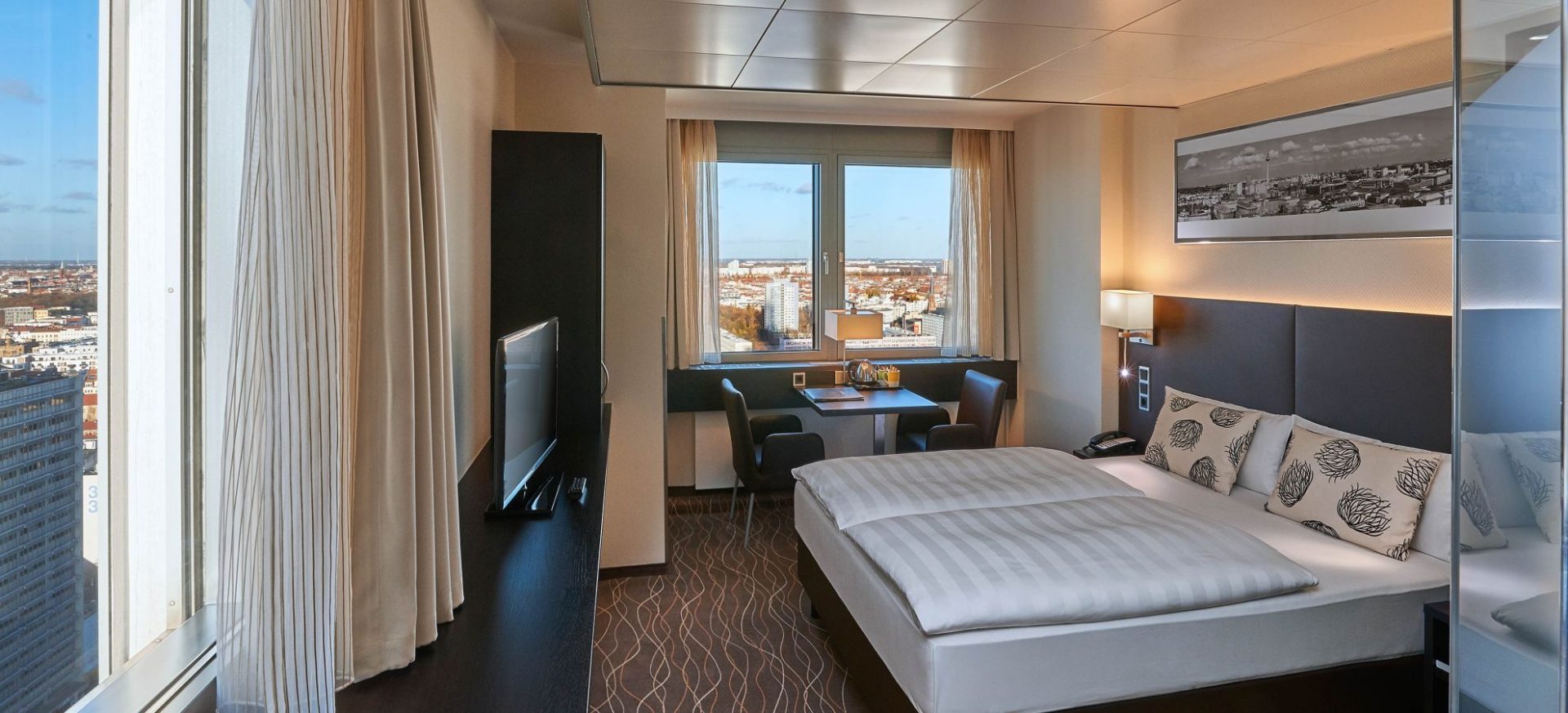Park Inn by Radisson Berlin Alexanderplatz-Superior soba.jpg