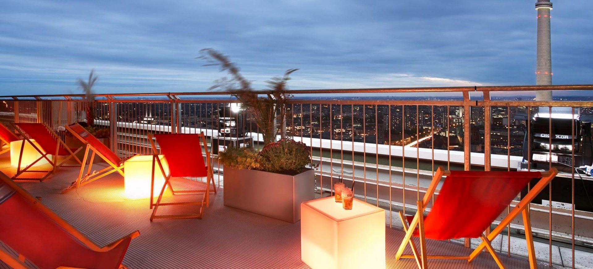 Park Inn by Radisson Berlin Alexanderplatz-Terasa na krovu.jpg