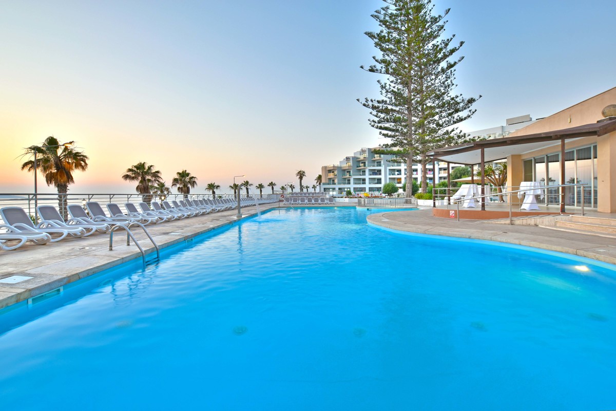 DoubleTree by Hilton Malta-Bazen.jpg