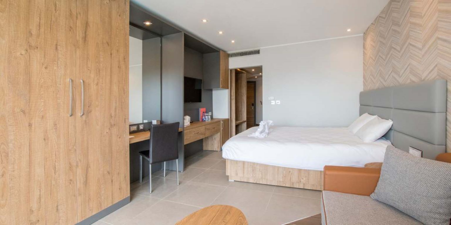 DoubleTree by Hilton Malta-Deluxe king soba.jpg