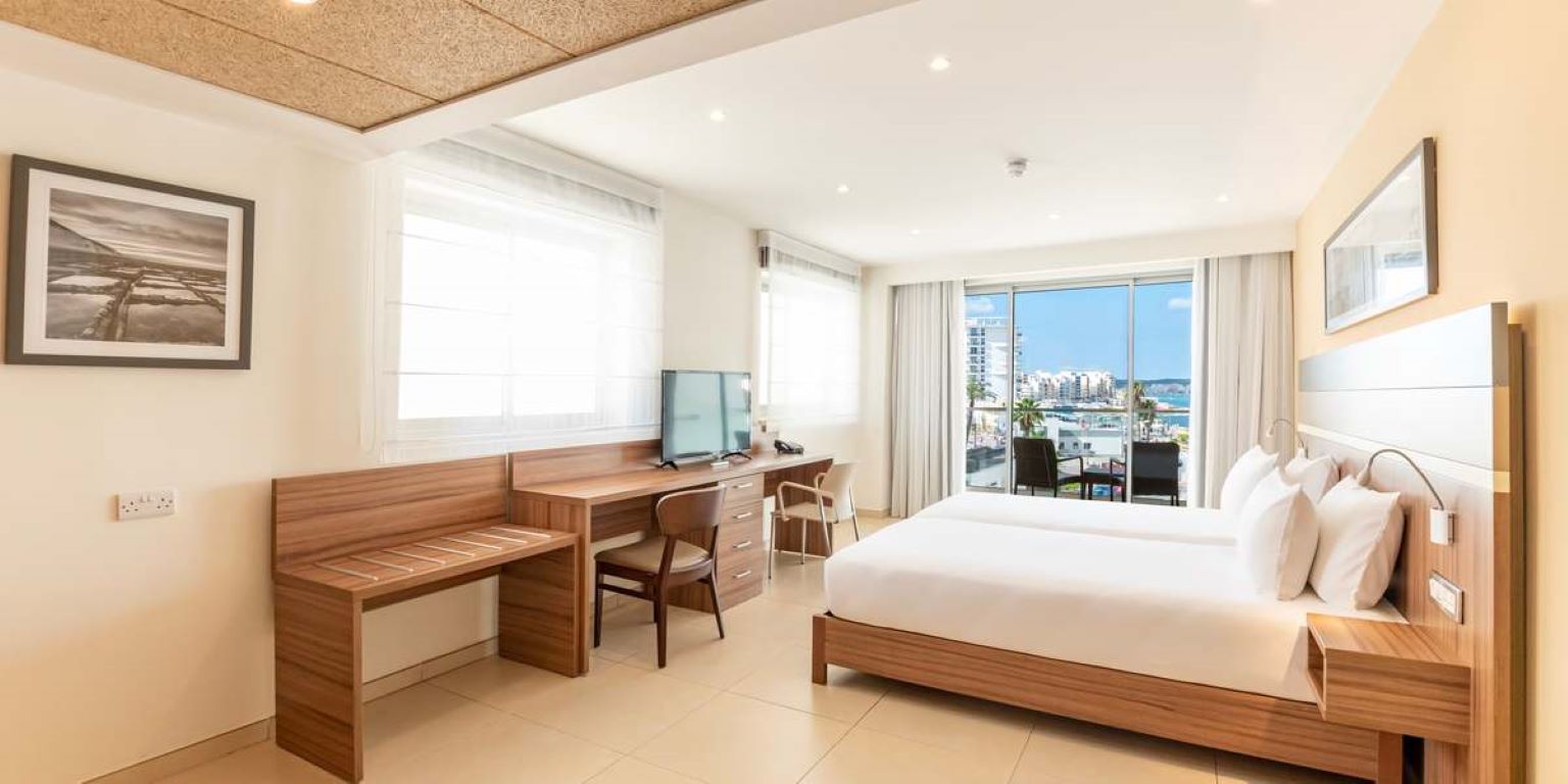 DoubleTree by Hilton Malta-Deluxe twin soba.jpg