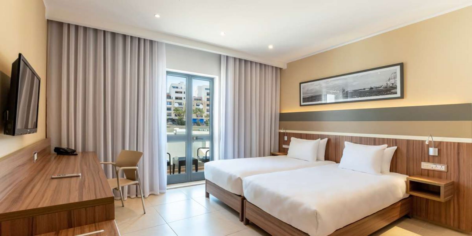 DoubleTree by Hilton Malta-Superior Twin soba.jpg