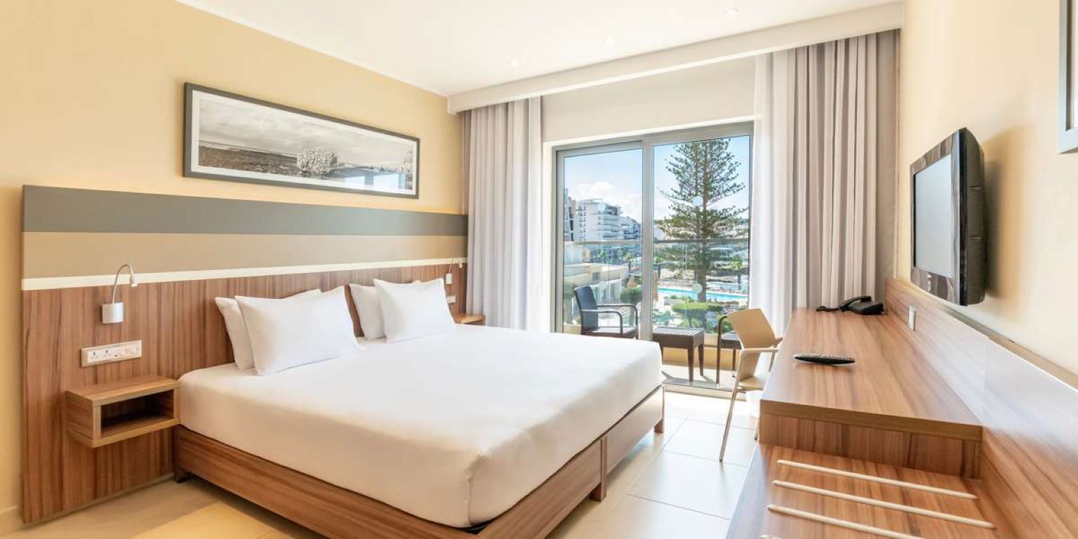 DoubleTree by Hilton Malta-Superior king soba.jpg